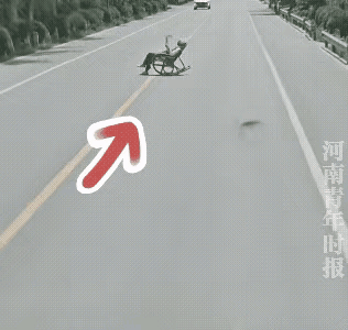 “真是活久见了！”大爷躺马路中间晒太阳，车来车往纷纷绕着他走！网友：这哪是晒太阳