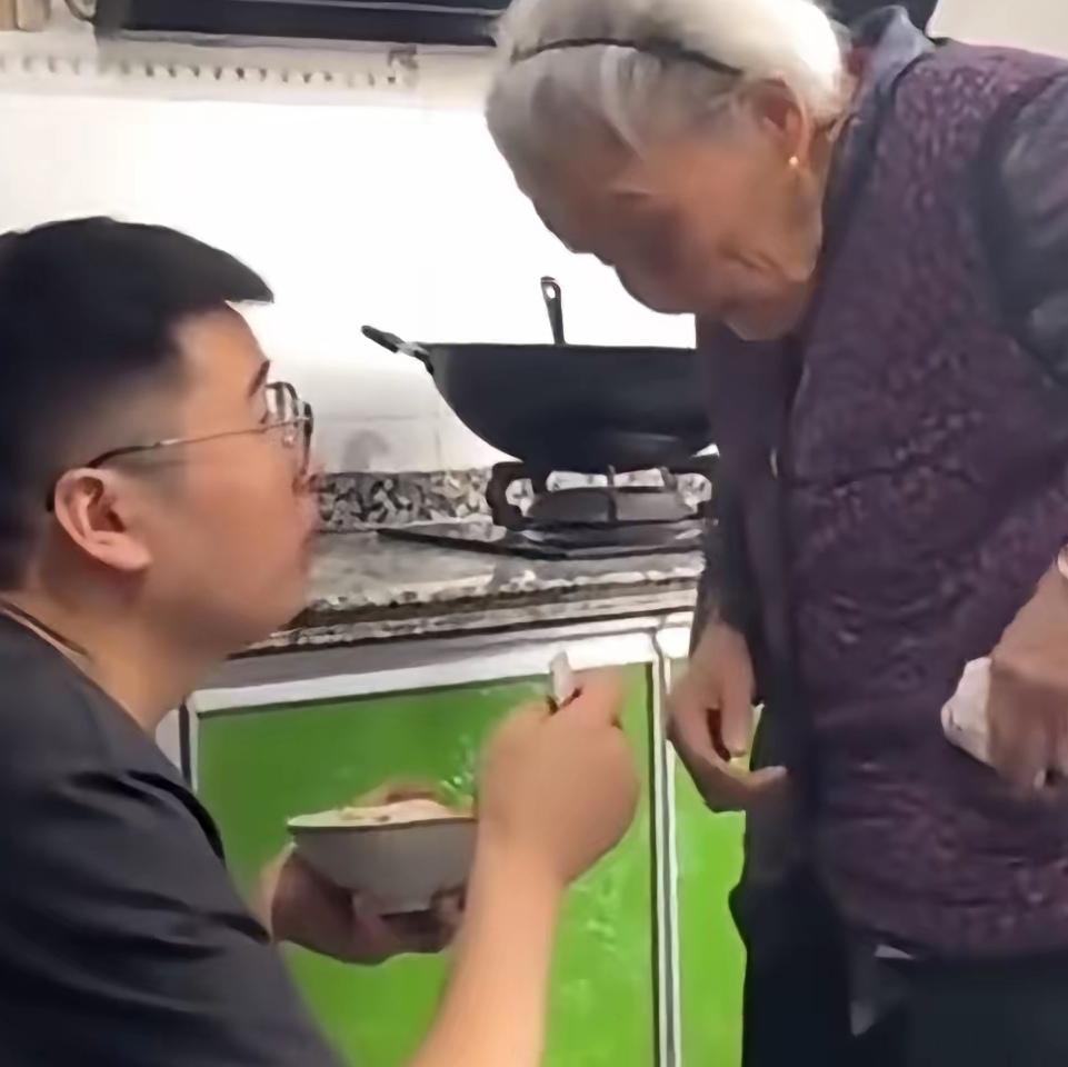 你能想象 100 岁的奶奶在厨房能整出啥动静？这不，孙子刚走进厨房，就瞧见奶奶忙