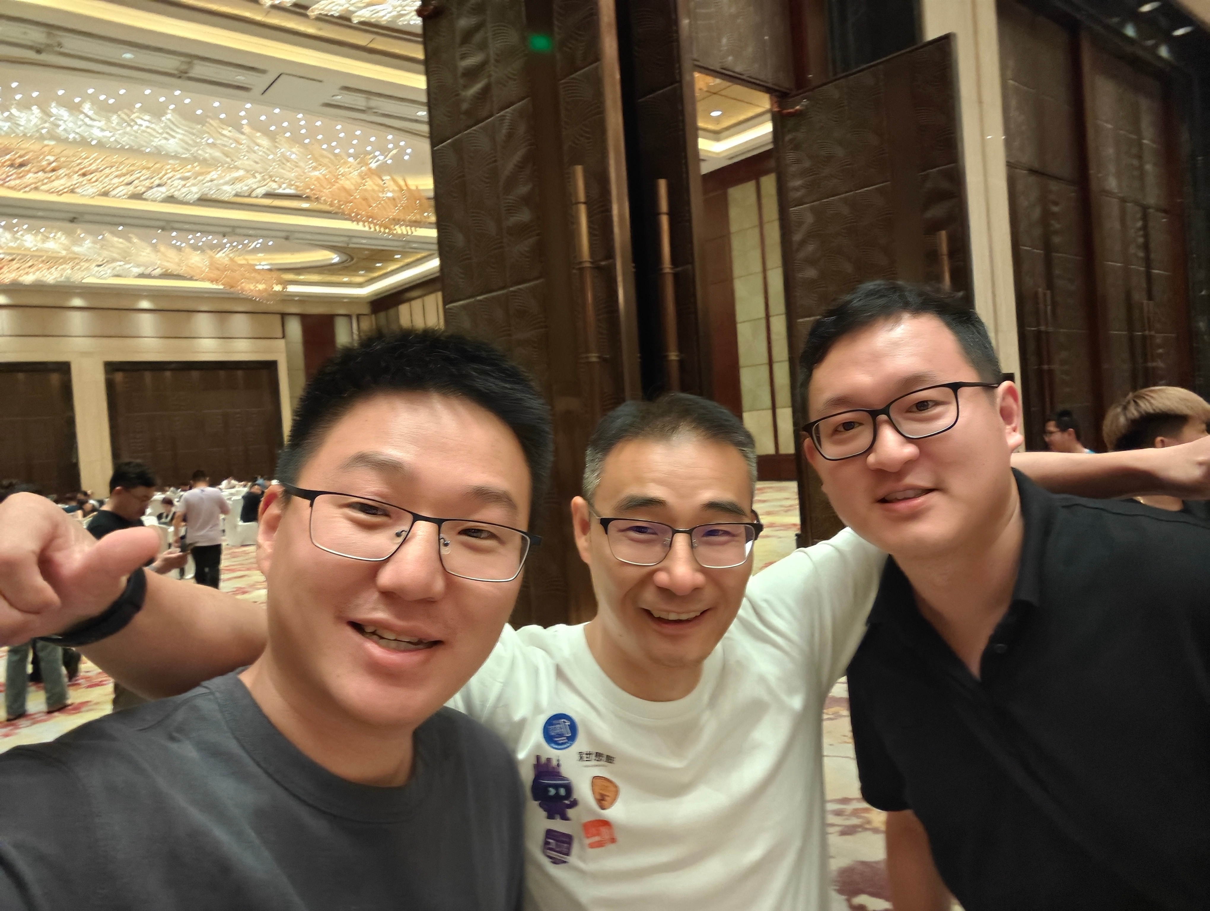 今天没去北京现场，和一起在上海看远程发布会。必备流程1:抓到合影必备流程2:恰理
