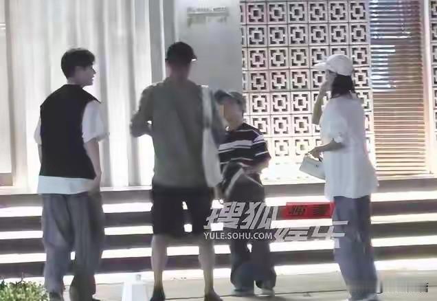 于谨维也就是于小伟，带着妻子和儿子一起跟朋友聚会，妻子白衣白帽，打扮的清清爽爽，