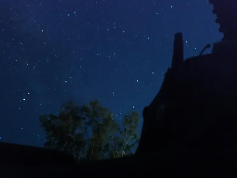 我足不出户，
却已看遍世间万物。
近些年，突然不那么热衷于出门旅行了。

家门口