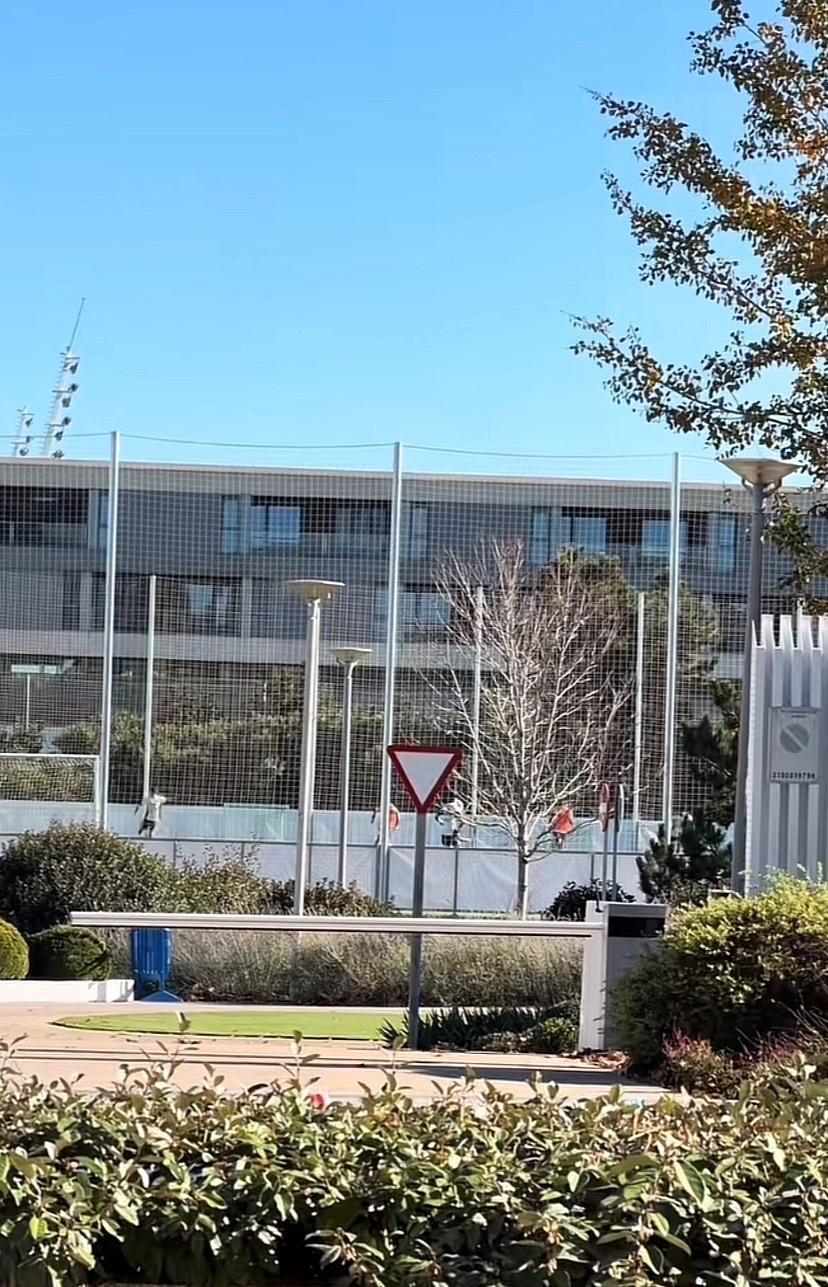 豆腐哥也像哈维·阿隆索在一线队一样，使用无人机进行卡斯蒂亚的训练。
皇马[超话]