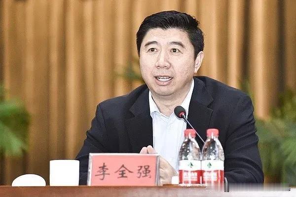 界面新闻：李全强是国家体育总局排球运动管理中心第二个落马的主任。其前任潘志琛于2