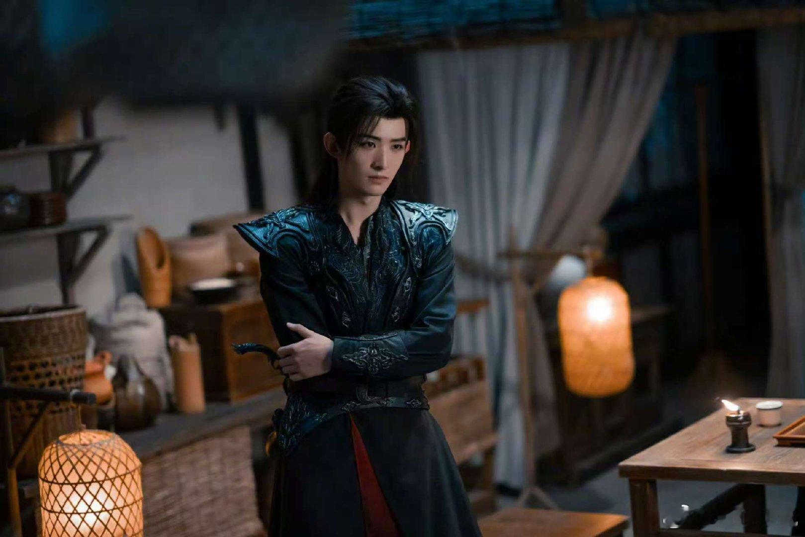 常华森这身极具诱惑力 蛊王上线！常华森的黑色里衣造型太绝了，没有花里胡哨的设计，