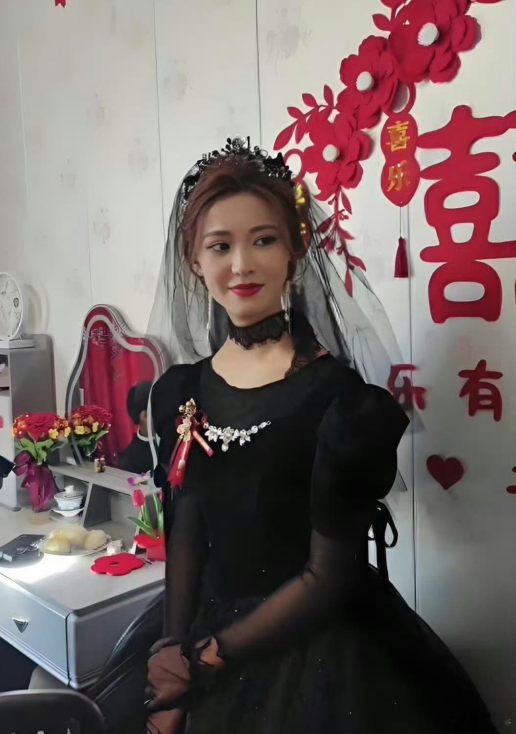 你能接受吗？甘肃一新娘穿黑色婚纱举行婚礼，网友：新郎压力山大 