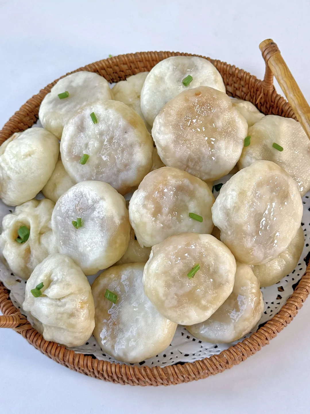 孩子吃不够的葱香牛肉小笼包‼️软面透油暄软