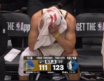 没戏了 库里累的最后出手明显都短了 库里脸上写满无奈