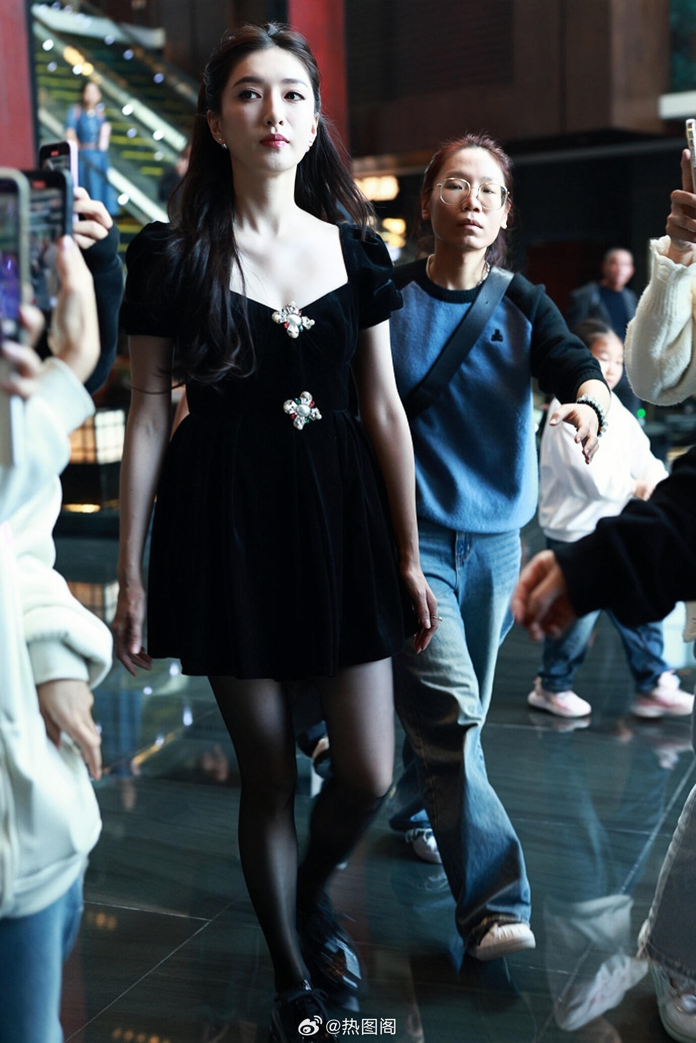 江疏影一身黑色穿搭Look，好nice啊 热图阁公众号 
