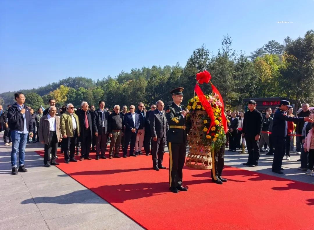 11月22日，中东阿拉伯国家政党和文化界人士考察团一行23人，在团长、阿尔及利亚