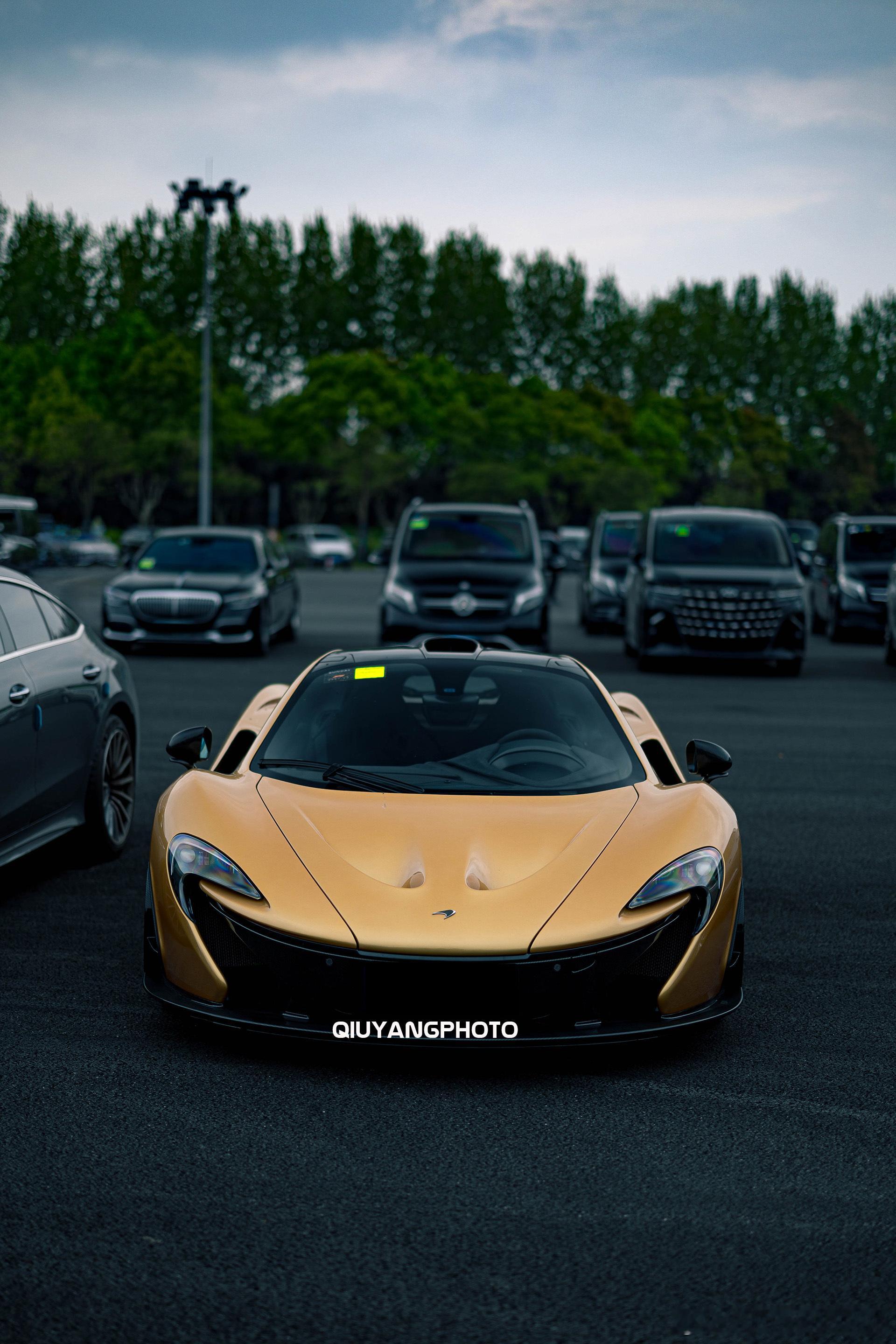 Mclaren P1 #cars01豪车拍# F1上赛时的停车场 ​​​