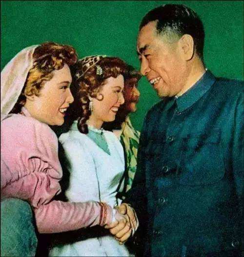 【真正美好】1959年，周恩来总理登台接见艺术家秦怡（左一）、莎莉（左二）并祝贺