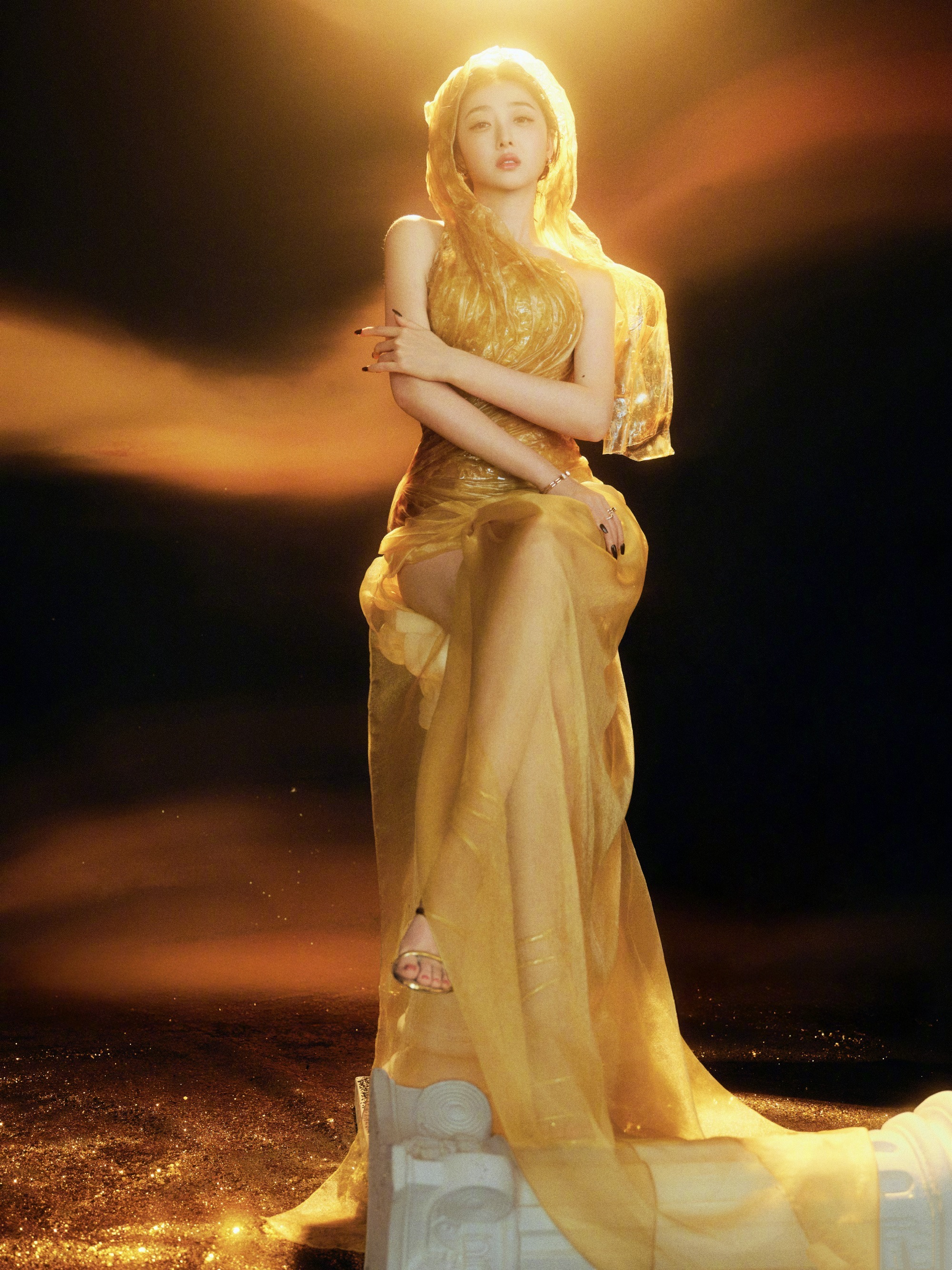 蒋梦婕金鸡女神造型，金色的浪漫格调。蒋梦婕