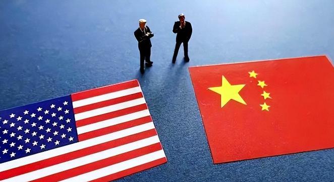 摩根大通的报告里有一个耐人寻味的对比：中国一直在囤积粮食、化肥、能源和工业金属；