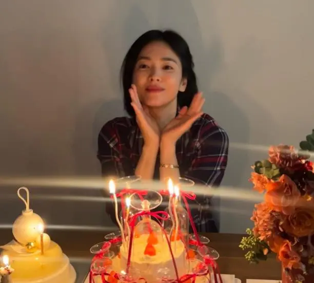 宋慧乔晒43岁生日照，重现20年前可爱笑容