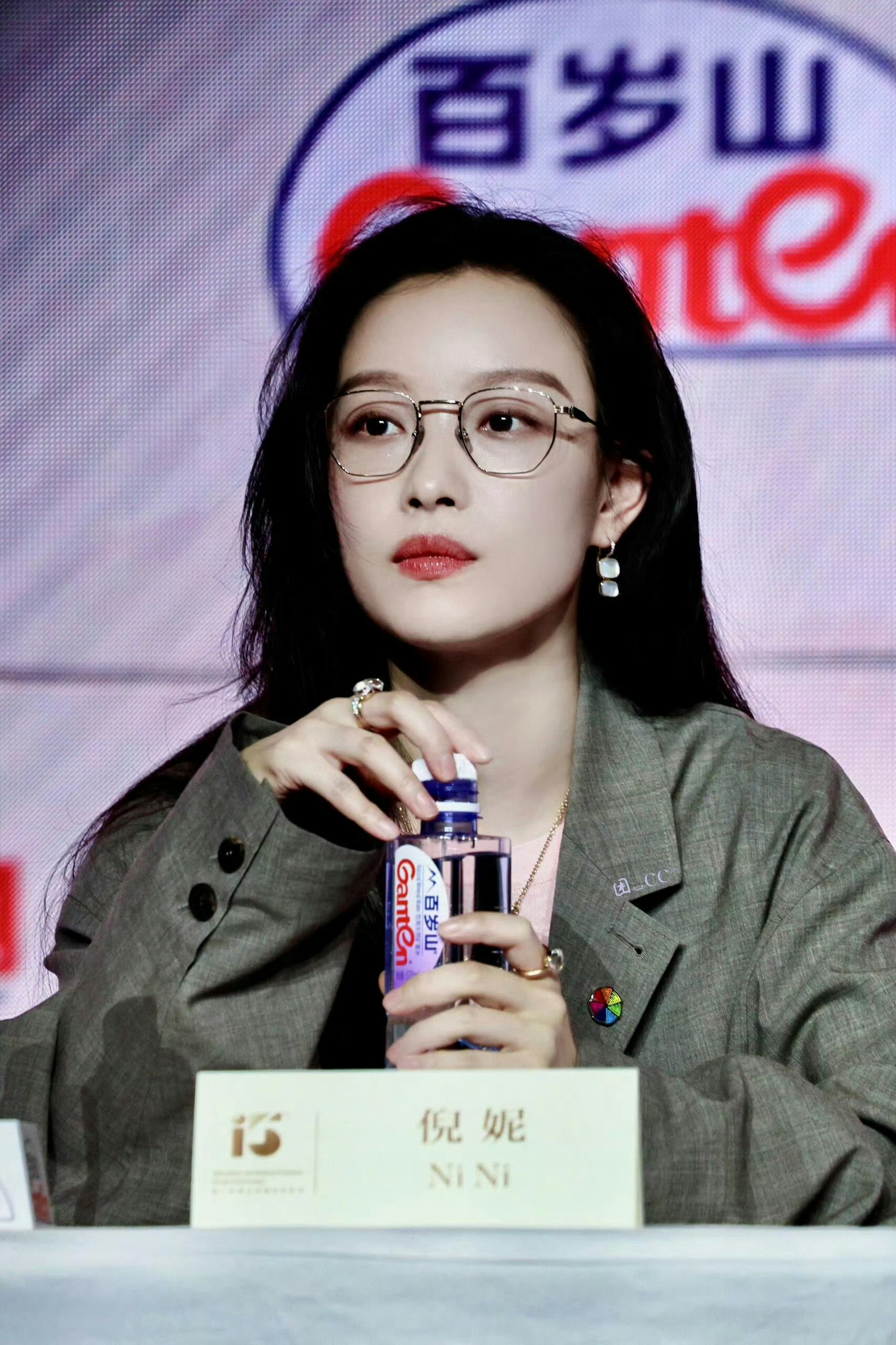 倪妮金丝框眼镜，高智感姐！ ​​​