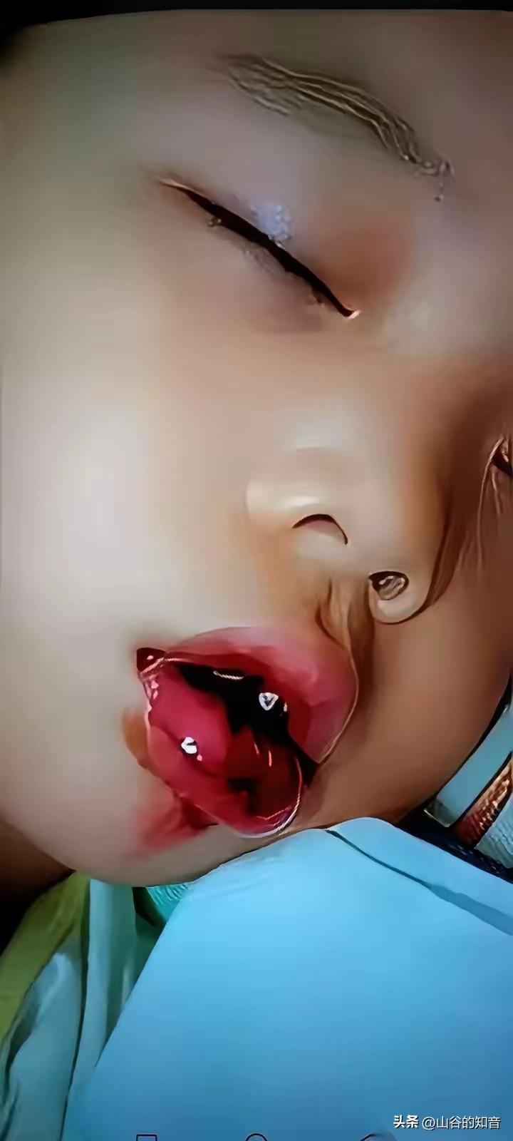 奶奶催促上学失手推倒磨蹭孩子，一幕画面看哭无数家长
 
邻居奶奶就因为上学快迟到