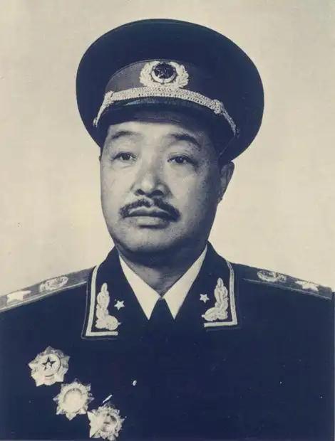 十大元帅中，文化最低的是贺龙，没上过正式学堂，但令人惊叹的是这个两把菜刀起家的元