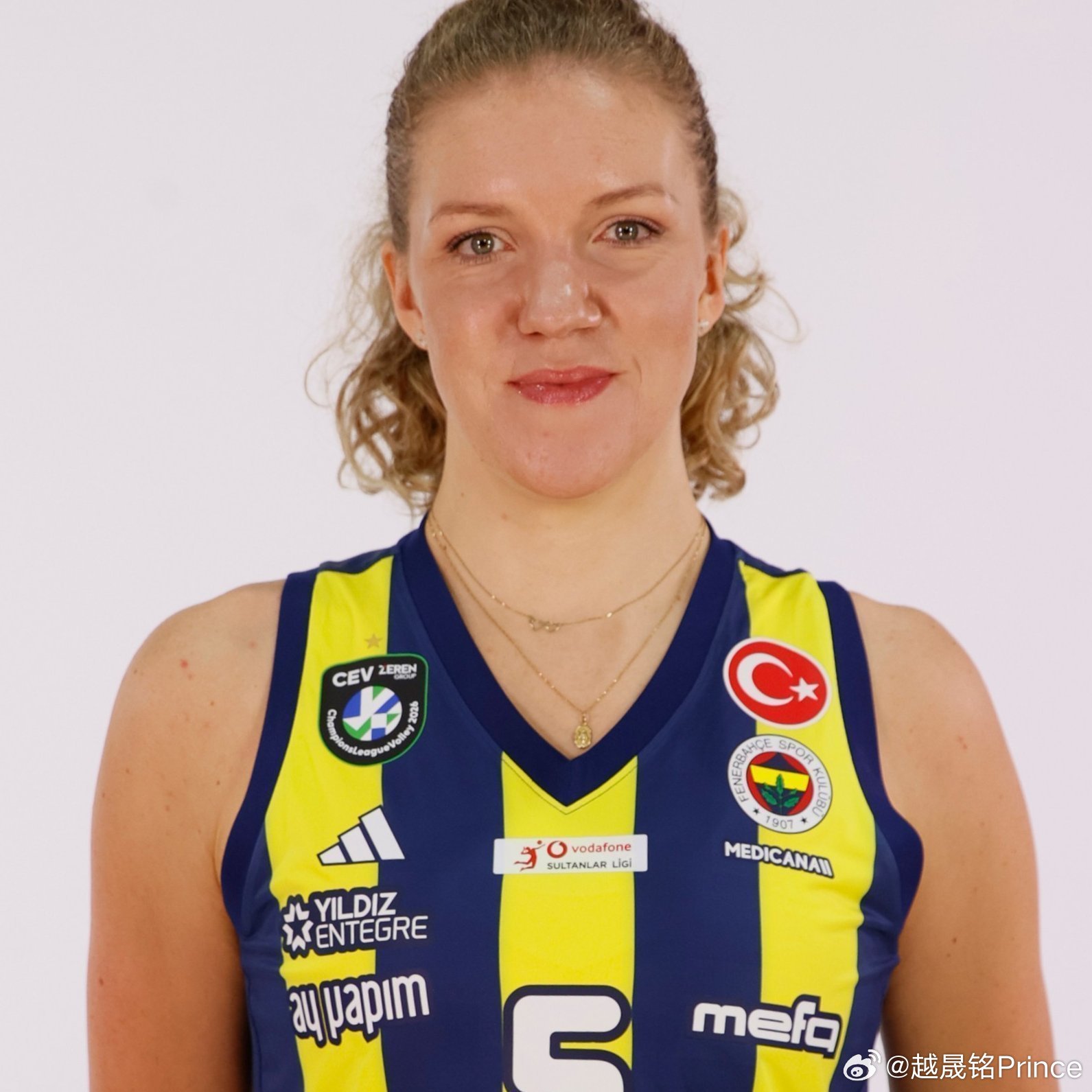 排球 🔵 由于外援名额限制，波兰名将阿格涅什卡·科尔内卢克无缘今日费内巴切的1