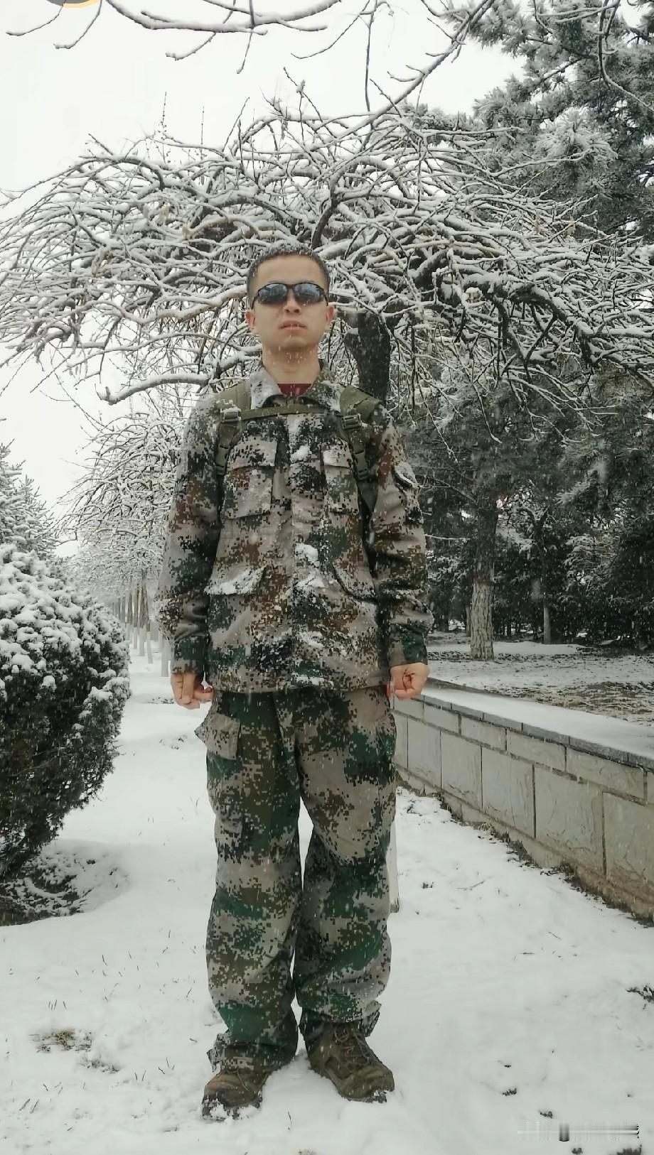 这个年轻人12岁跟着父亲在一起挖煤，为了改变自己的命运，通过不懈的努力，后来考上