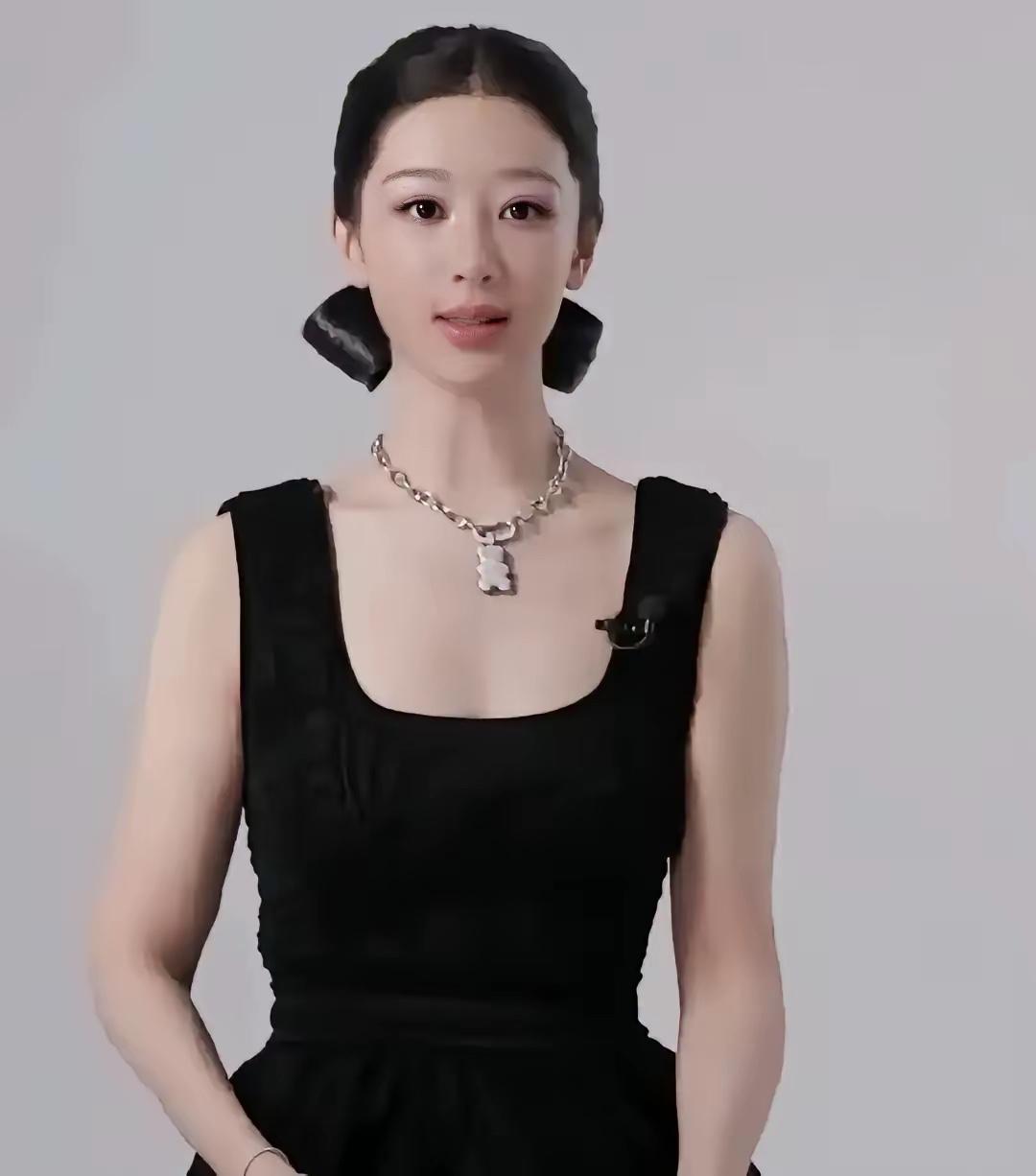 杨紫露额照冲上热搜第一

昨天刚刷到，我差点没认出来。没刘海的杨紫，整张脸像突然