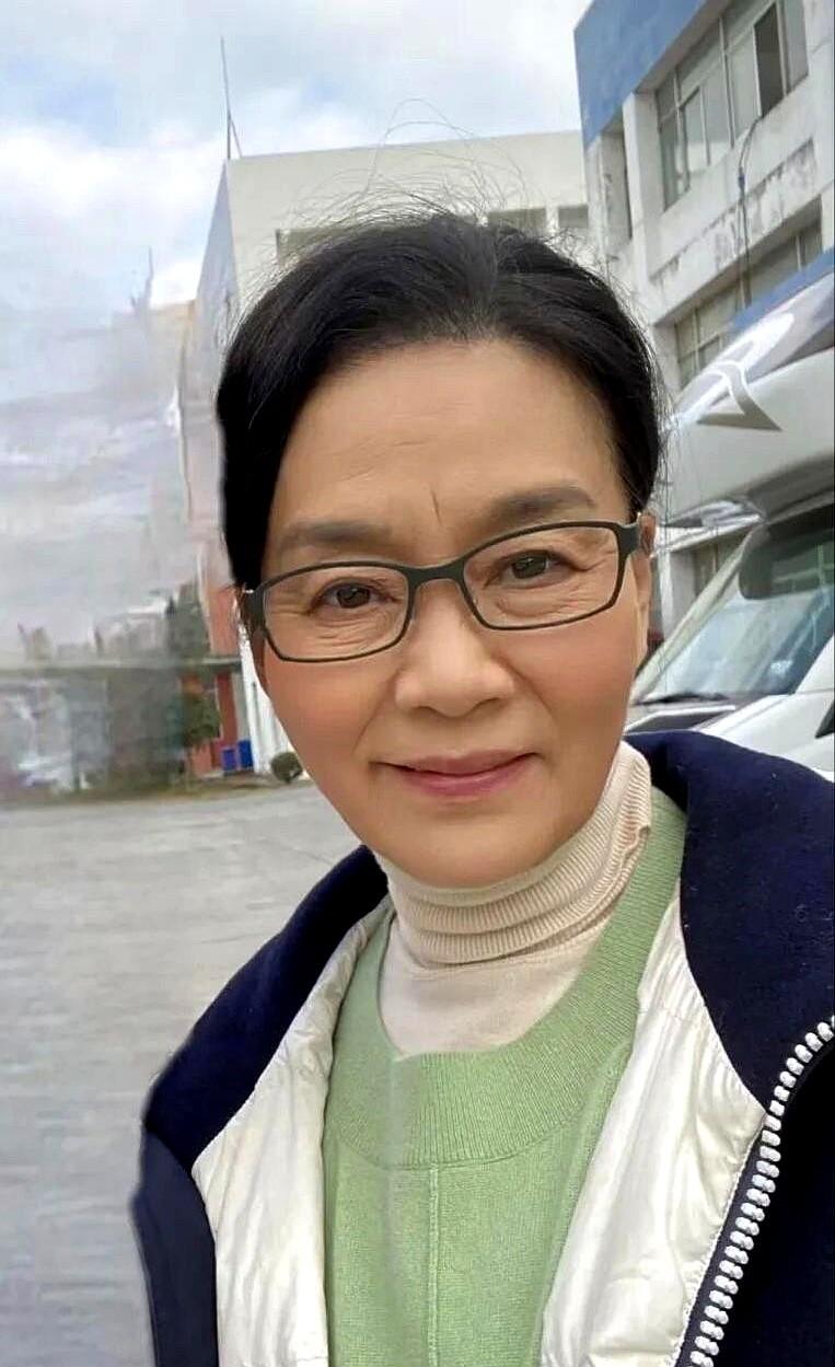 不得不承认，70岁的潘虹虽然老了，但她保养的挺好的，气质依旧出众。

人家不医美