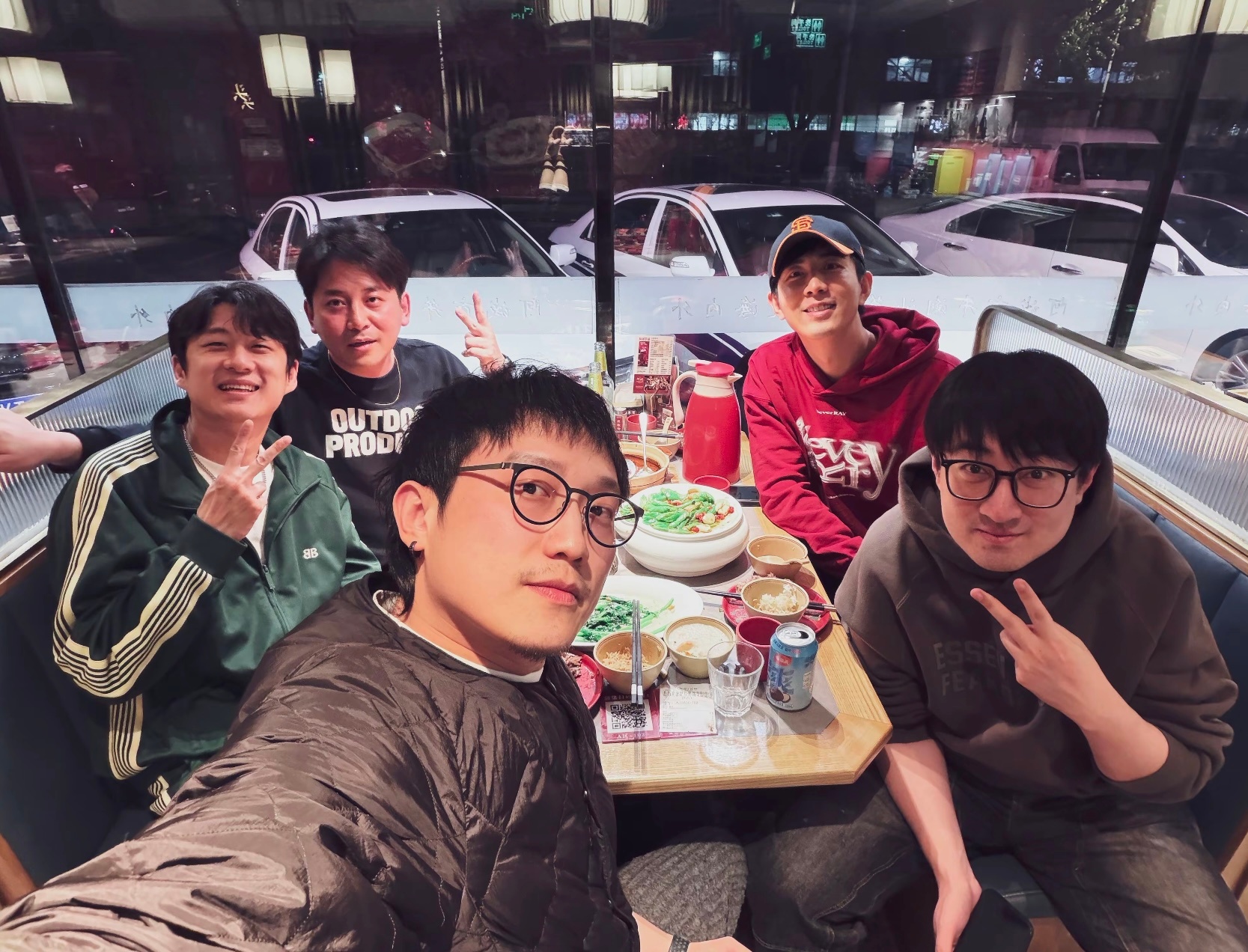 真好啊真好啊喜夜3晔王川威也要一个大团好吗 换赛制了也要这么一起玩好吗 