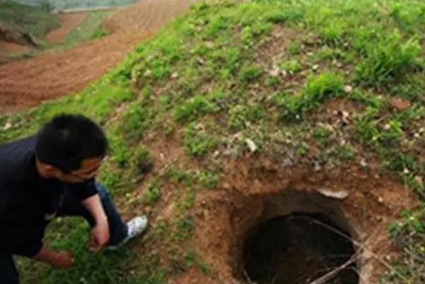 1994年的湖北荆门，一座古墓被盗，专家们从里面发现了一具女尸。谁知大家一看，怒