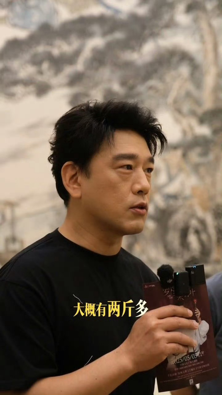 王耀庆来宁波吃了2斤水磨年糕 据说水磨年糕还不是单一的味道，反而是有甜味，有咸味
