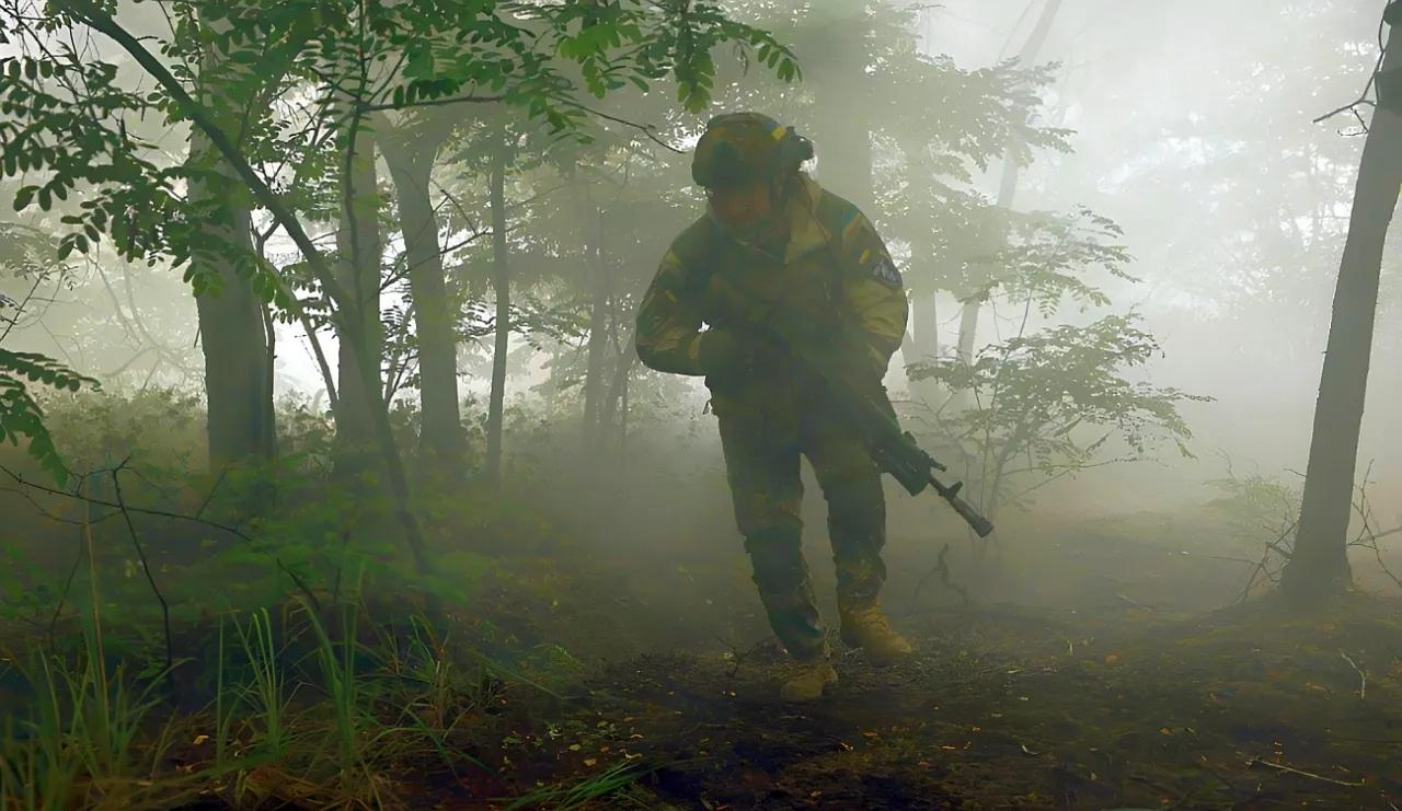 乌军士兵临阵投降了！

赫尔松前线一名乌克兰海军陆战队士兵主动向俄方投诚。该士兵