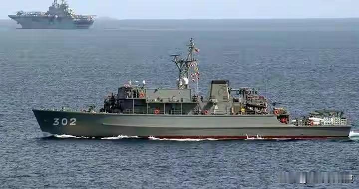 美军濒海战斗舰辛辛那提号驶入柬埔寨云壤海军基地边，进行访问。