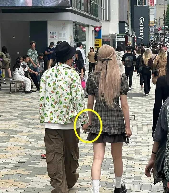 王健林疯狂甩卖资产自救，不影响儿子王思聪交往新女友，还带着她们去日本旅游。