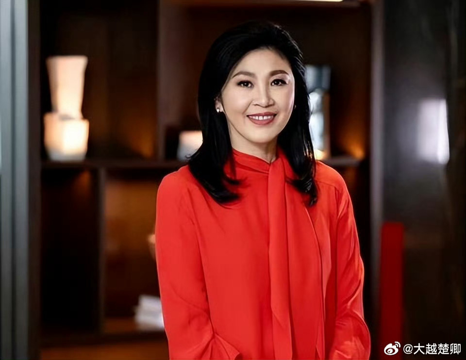 英拉还没来得及回泰国，侄女佩通坦就被罢相，兄长也重新被投入狱，估计她短时间内也不