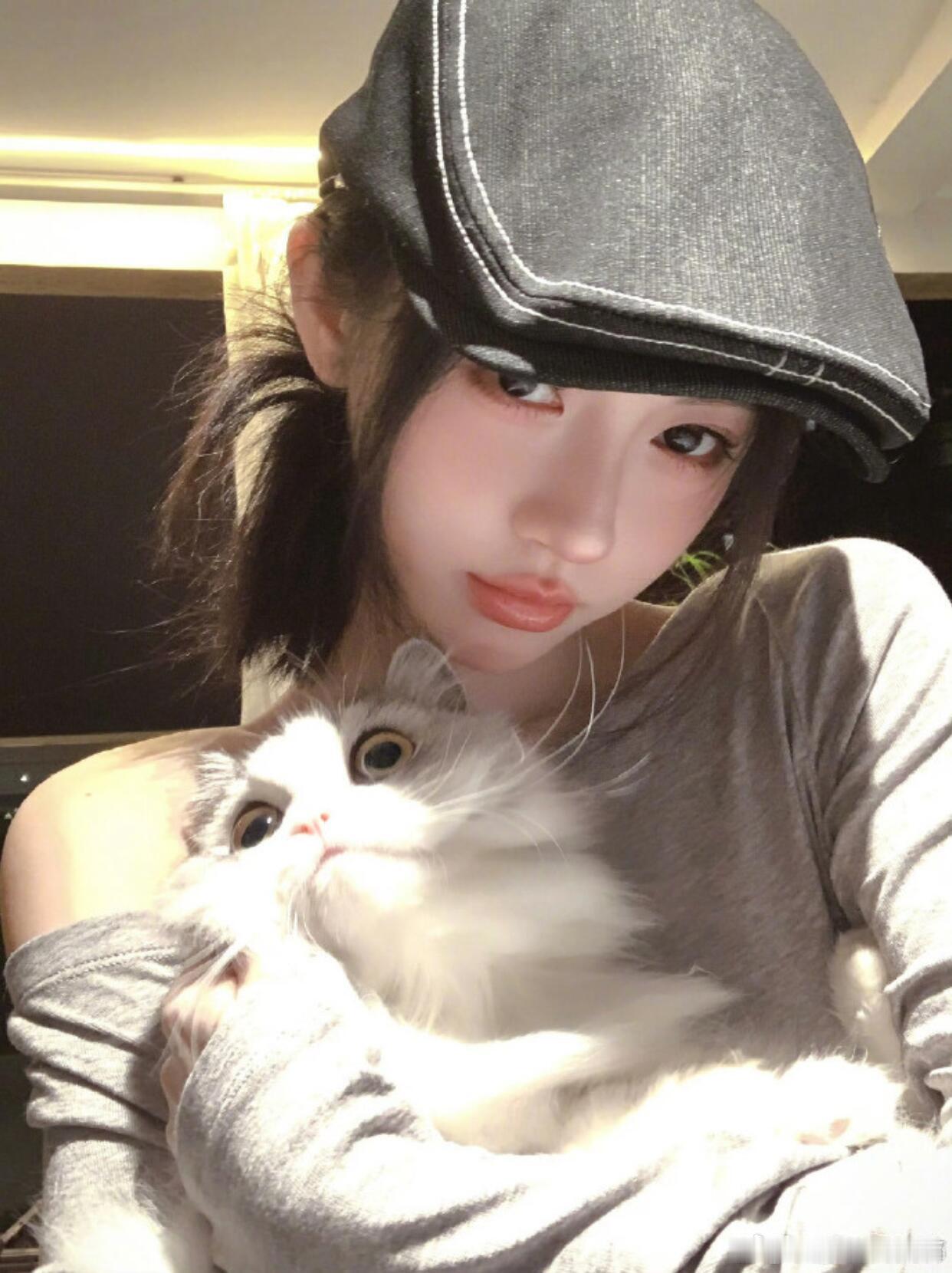 鞠婧祎鞠婧祎的猫也有番位 嘻嘻哈哈贝贝三个名字软萌又顺口，再配上各自的番位头衔，