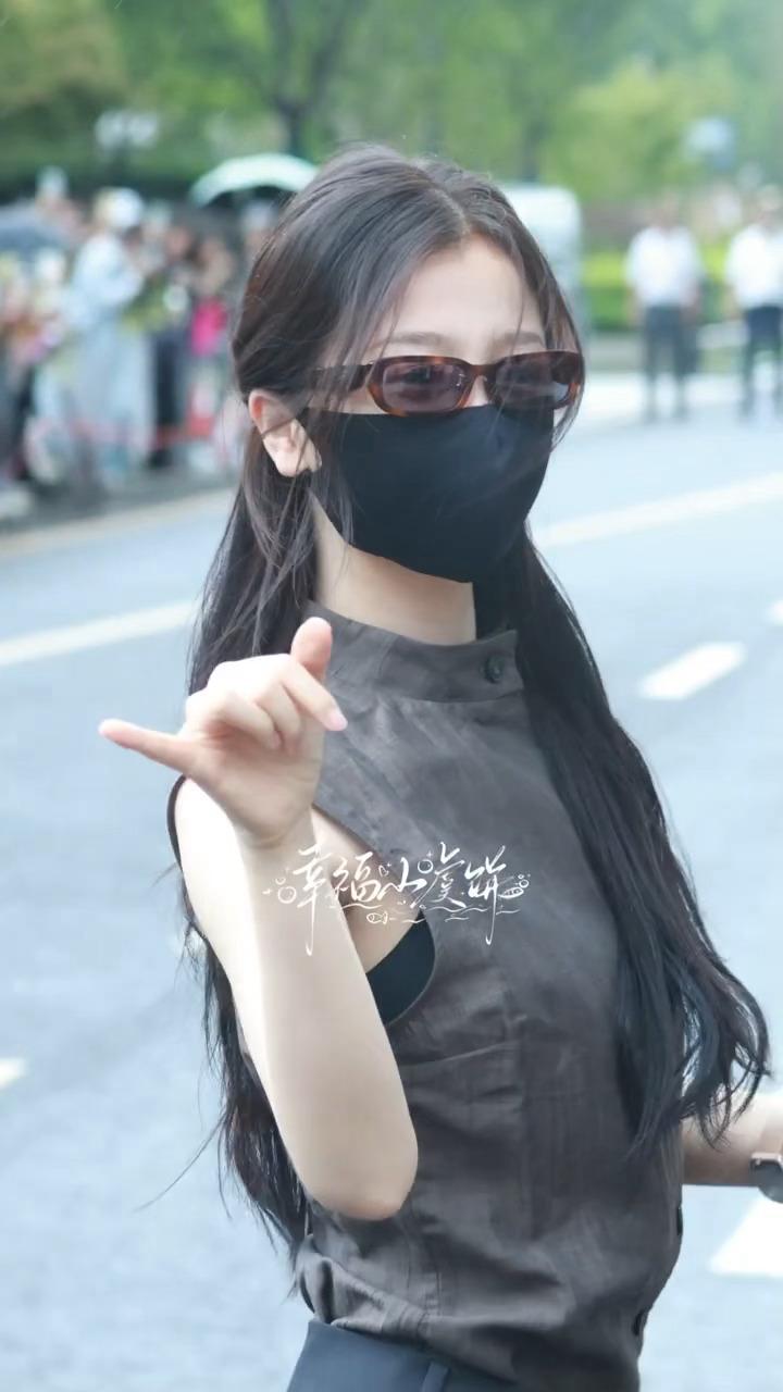 今天依旧没打雨伞又很清冷的舒心[么么哒]好符合季节虞书欣何盼 ​​​