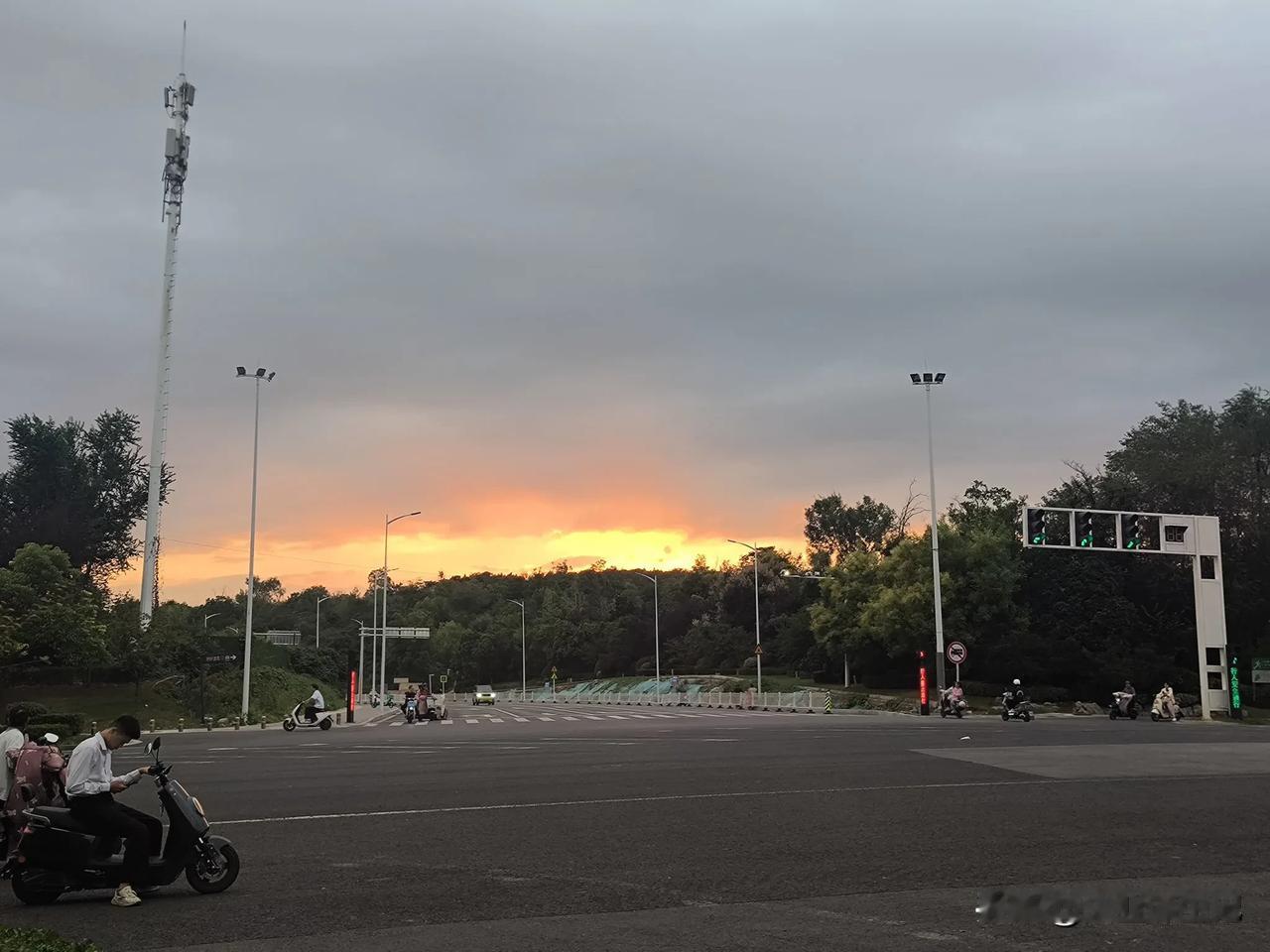 2024年9月15日下午，徐州。
秋日傍晚，
徐州上空出现火烧云。
夕阳西下，