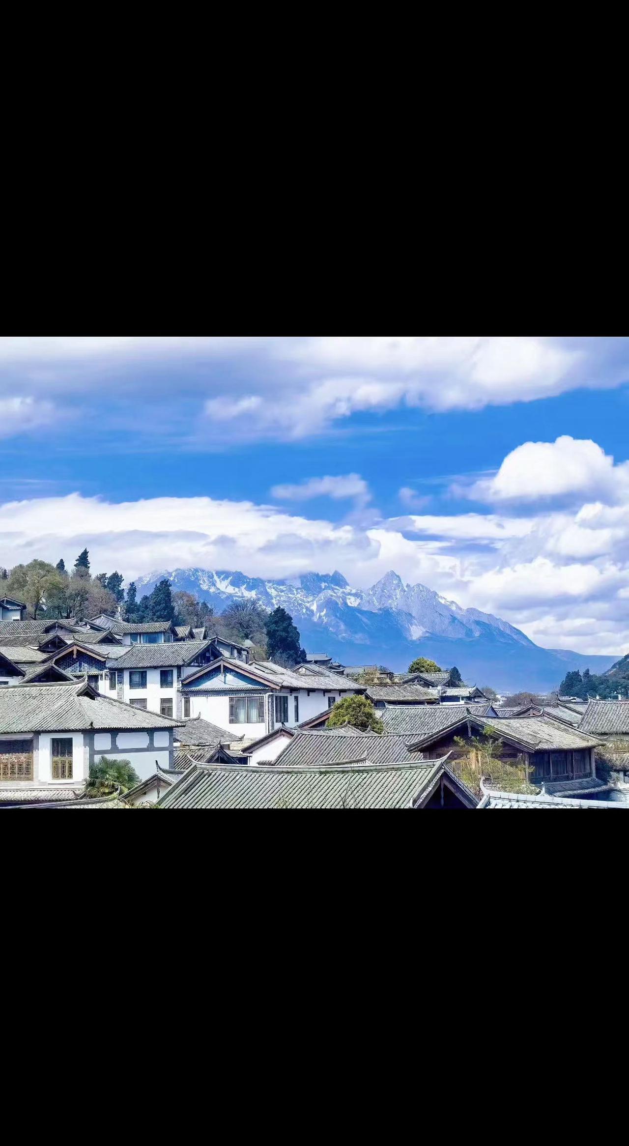 🏔️云在瓦檐上写诗，雪山是未落款的印章☁️。千年时光，不过是白墙黛瓦的一呼一吸