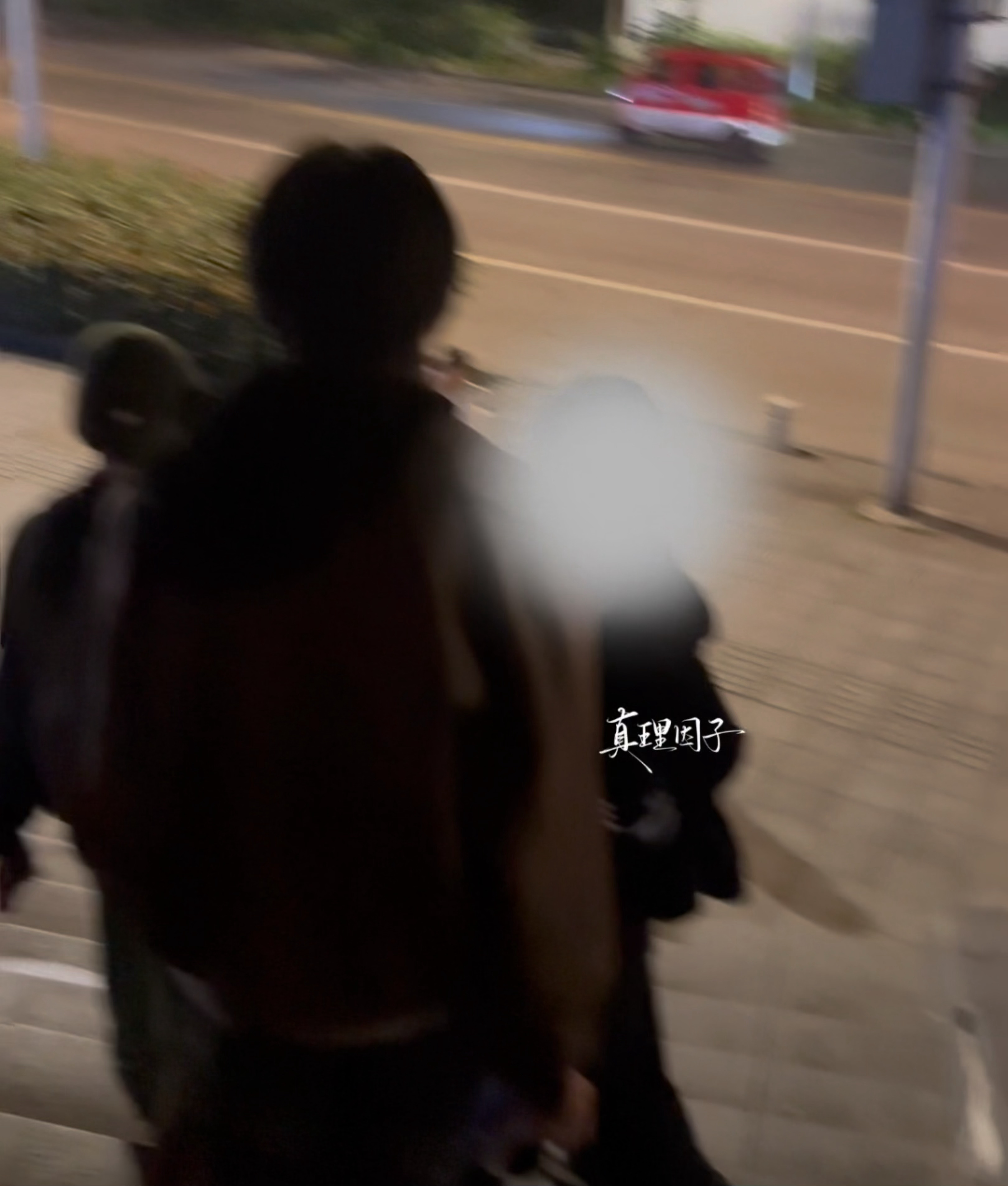 只从背影看就觉得攻气十足 不敢想象wlj的肩彻底长开之后lm体型差会多美味 