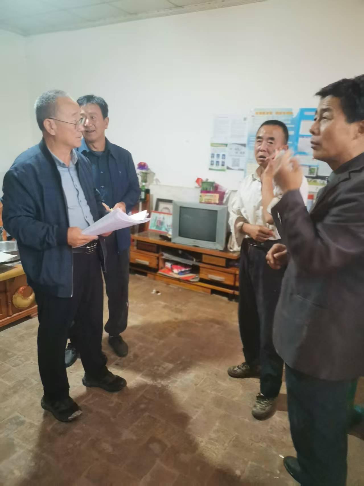 今年冬天的不同驻村工作队干部入户宣传党的富民惠民政策。