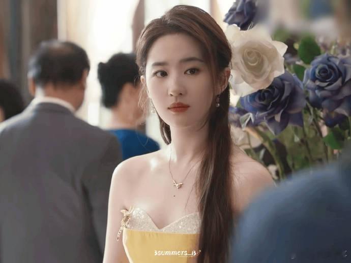刘钧出演近百部戏未火，如今52岁与“儿子”彭冠英因刘亦菲走红。刘钧，拍了近百部戏