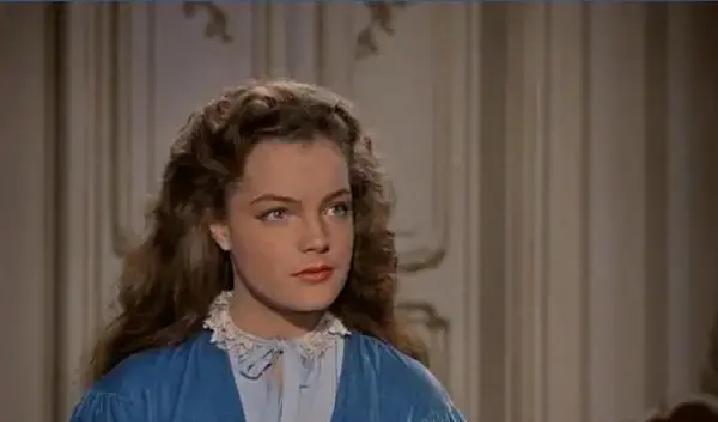 画像里的茜茜眼神僵直。
罗密却在银幕上纵马大笑。
到底谁在撒谎？
美泉宫刚解密日