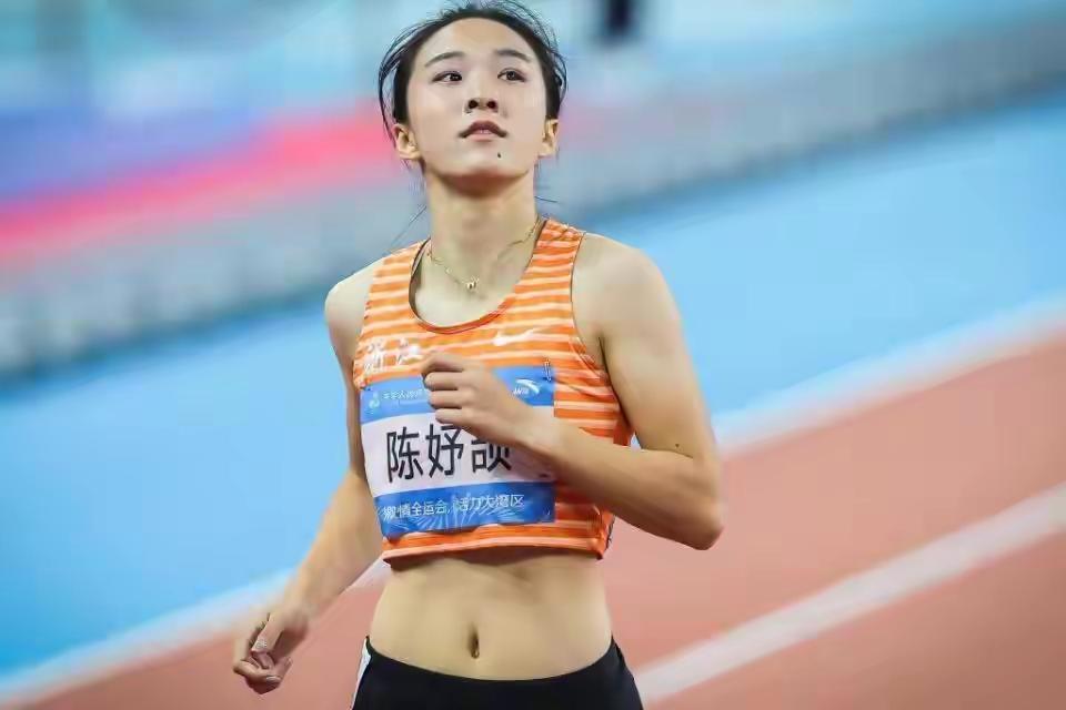 突发，近日17日晚全运会可太炸了，16岁浙江小将陈妤颉以11秒10夺冠，成了全运