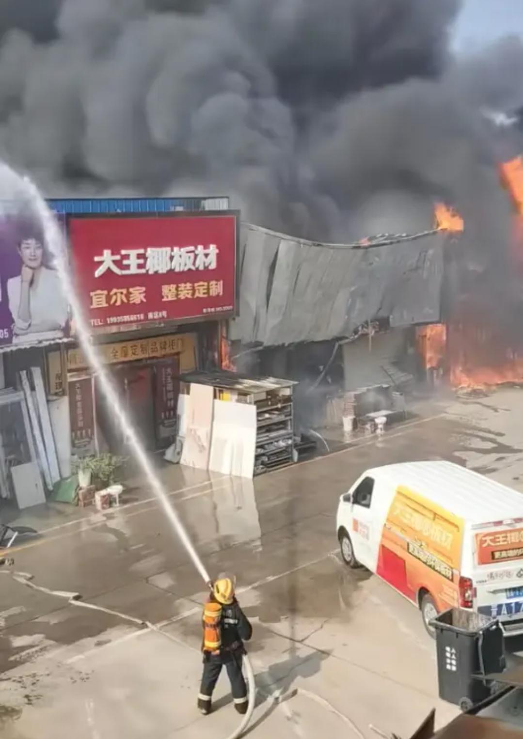 山西太原一建材市场突发火灾
7月24日，山西太原一起建材装饰市场发生火灾，引发社