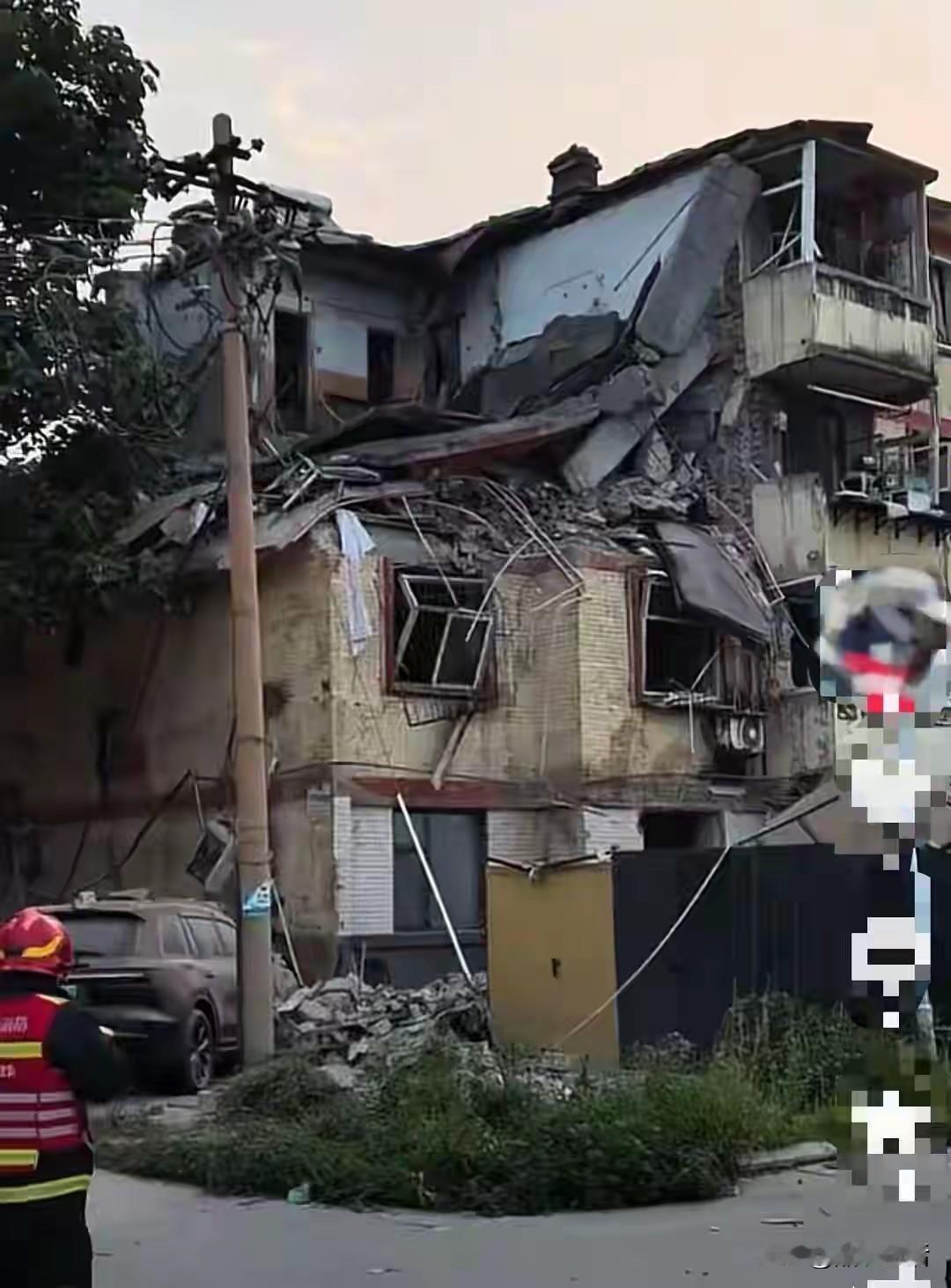 事发的铁路55宿舍，距离我居住的西二环片区仅2公里，看完新闻心里格外揪心。
小区