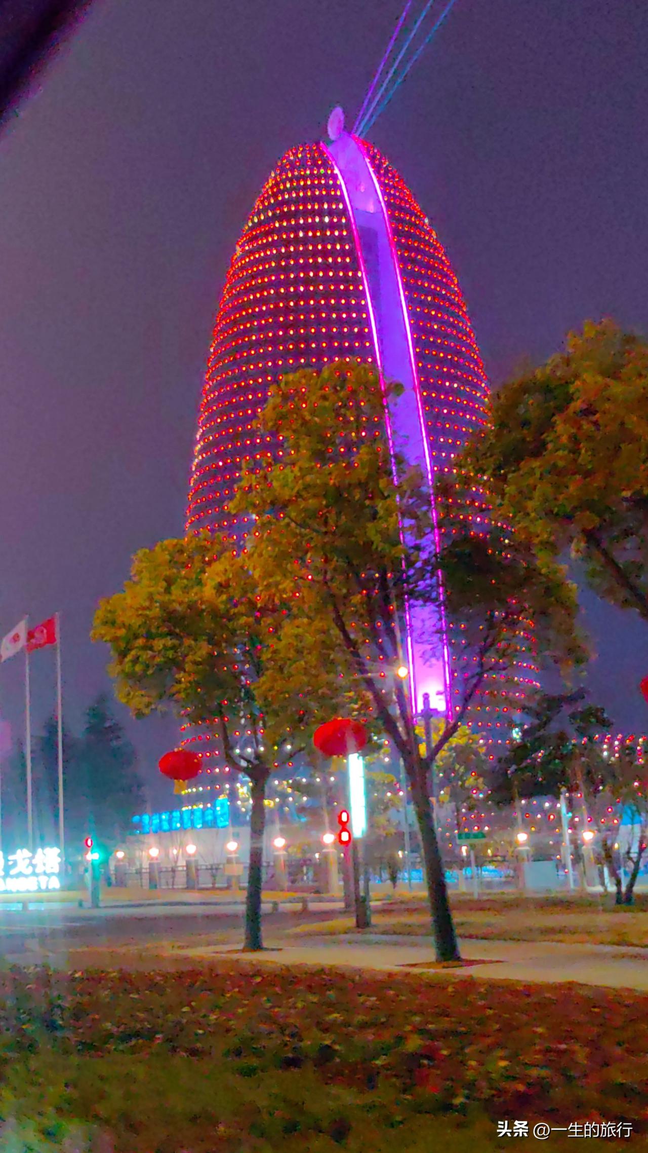 江苏盱眙，一个满大街都是小龙虾的地方。不仅有小龙虾博物馆，建筑也像小龙虾，街头到