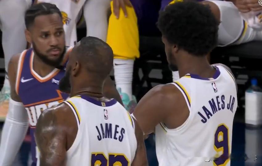 历史时刻出现，詹姆斯和布朗尼父子同台！！！
NBA季前赛湖人对阵太阳的比赛中，第
