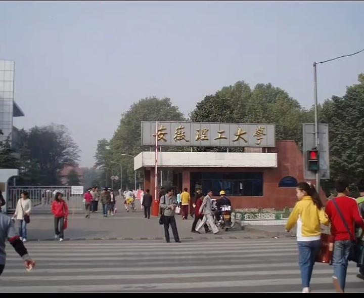 这个门大家还记得么？前段时间我回去看了看，这个门还有一点点痕迹！
       