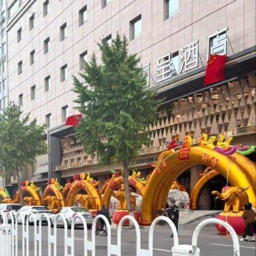 太原酒店11个婚拱门摆不下！国庆一天办11场婚宴，明年五一档期已抢光
 
国庆首