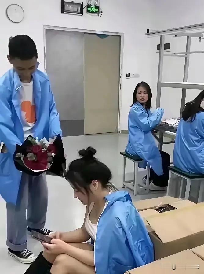 电子厂小哥过来给心爱的小姐姐送来一束鲜花，招到她的强势拒绝。
小哥呀，这是她没看