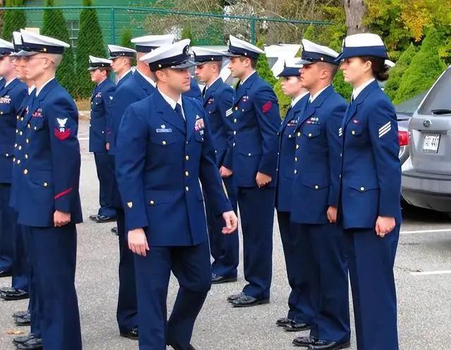 有人的地方就有江湖就有关系就有人情世故，军队也一样。于是，一些官兵便心生念想，觉