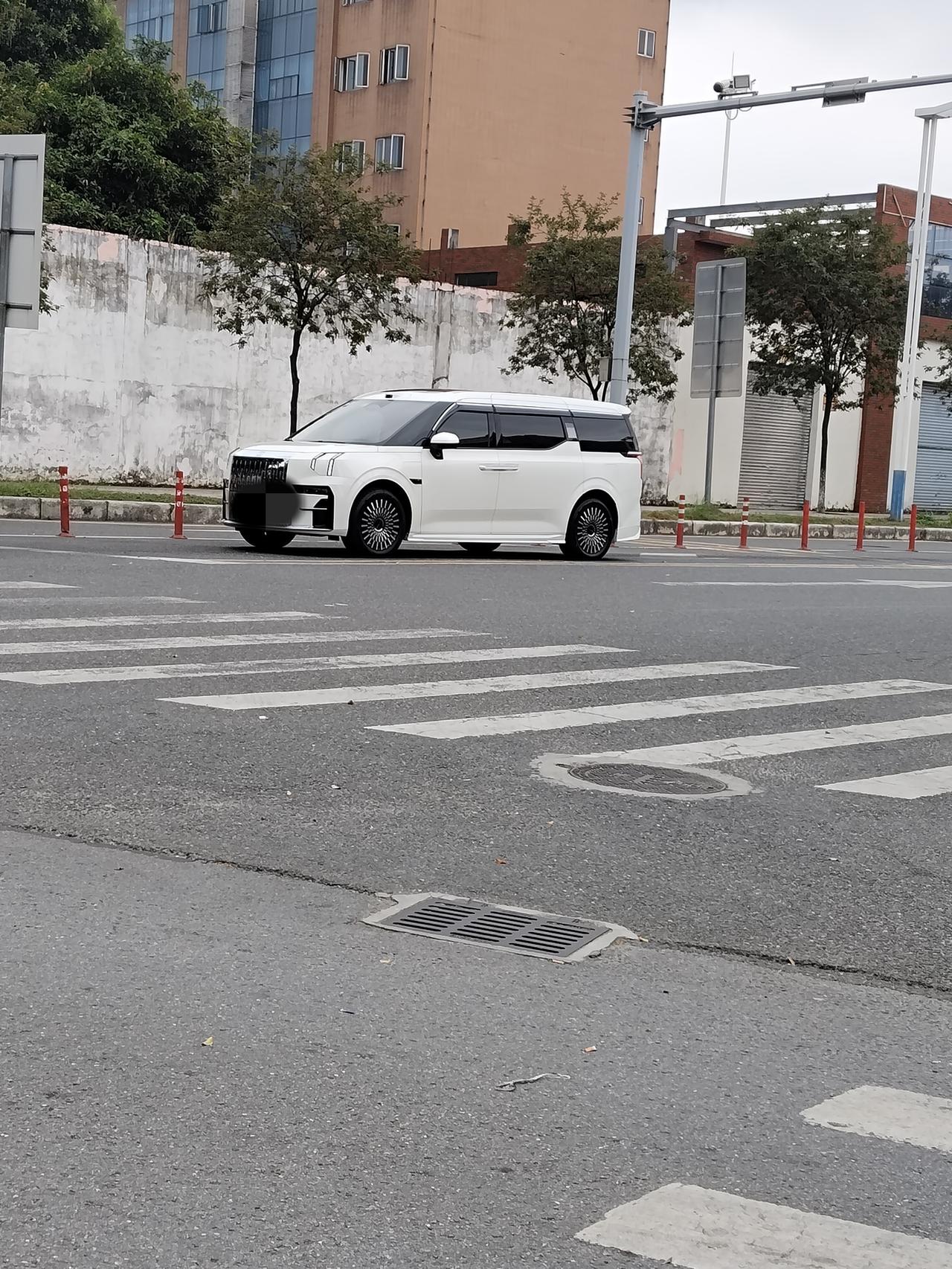 这车远远看挺大的，就是不知道是那个车企的车【来自懂车帝车友圈】